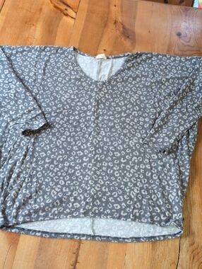 1.4.3. Story by Line Up Gray and White Leopard Print V-Neck Top